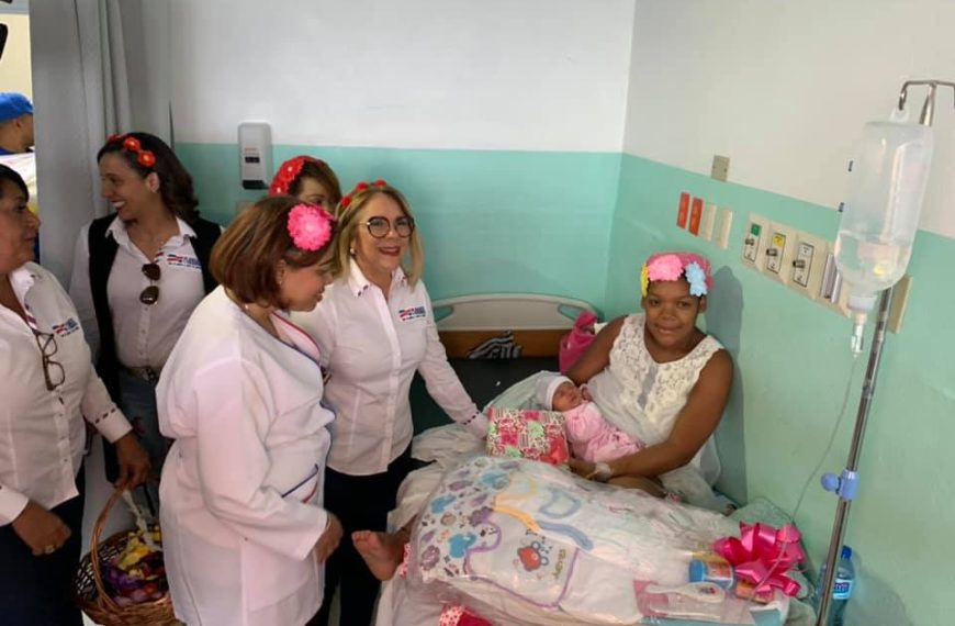 Plan Social celebra Día de las Madres con parturientas del Hospital Materno Infantil San Lorenzo de Los Mina