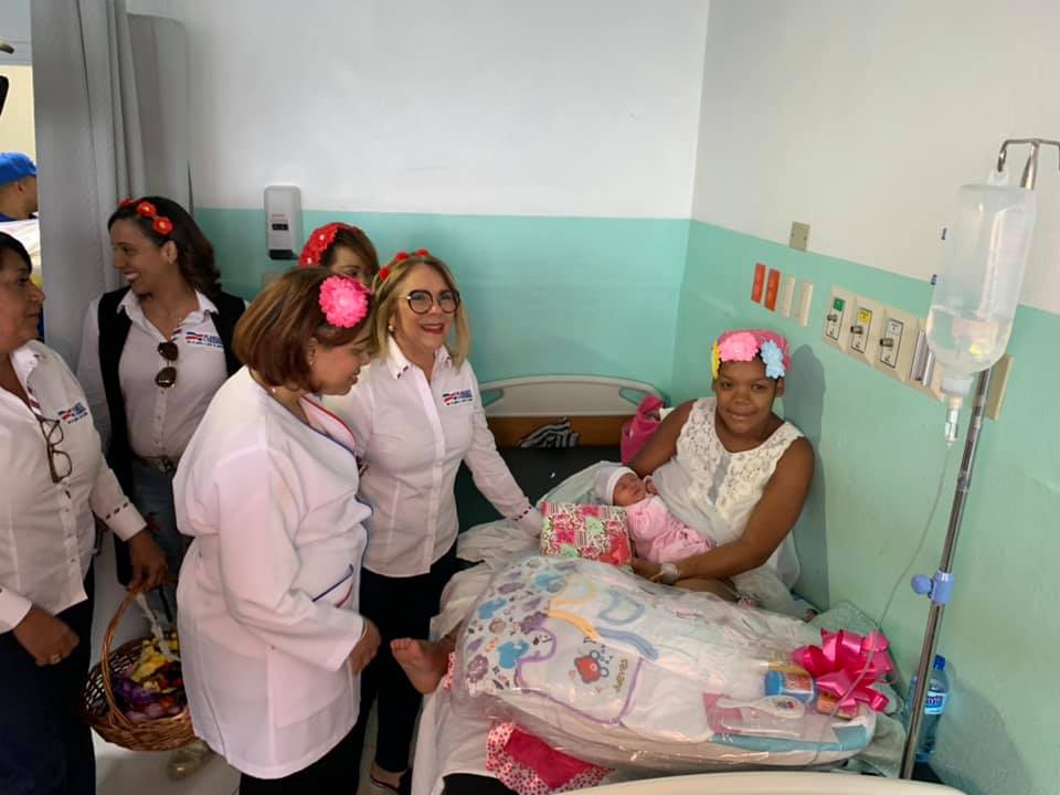 Read more about the article Plan Social celebra Día de las Madres con parturientas del Hospital Materno Infantil San Lorenzo de Los Mina