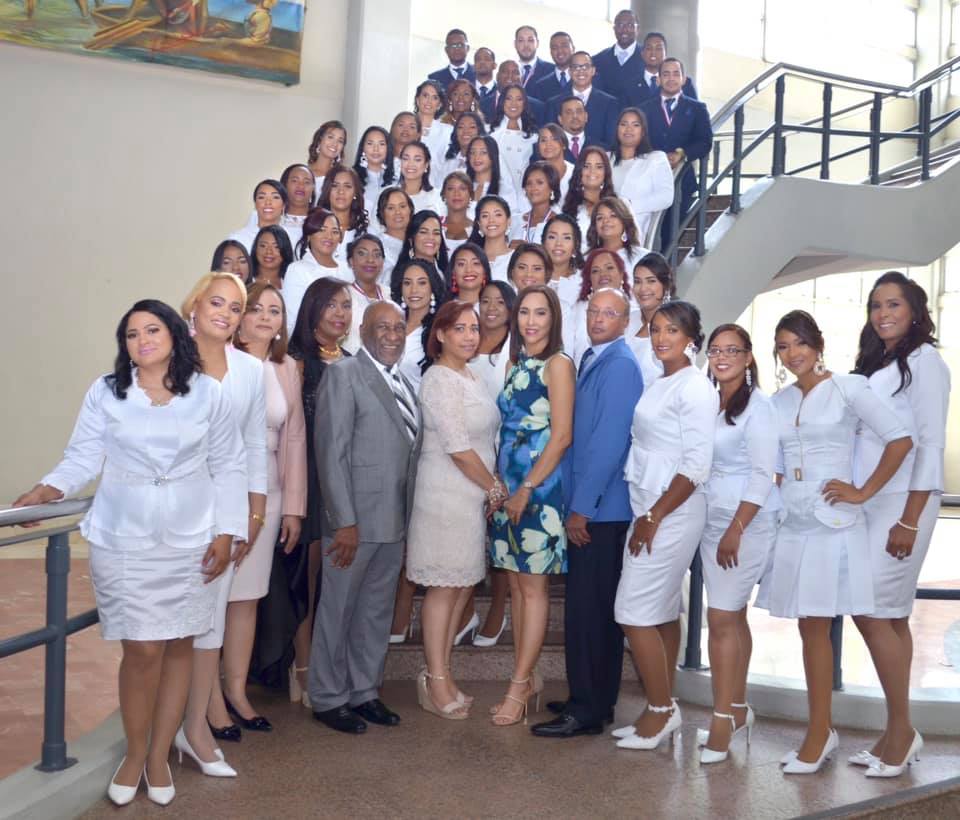 Read more about the article Hospital Materno Infantil San Lorenzo de Los Mina inviste 52 nuevos médicos especialistas