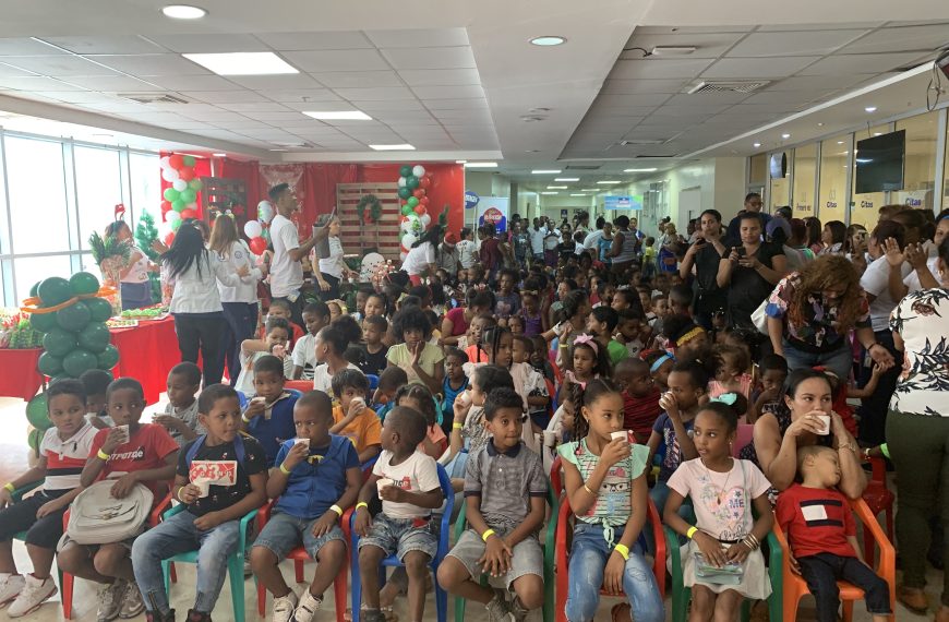 Niños del Hospital Materno Infantil San Lorenzo de Los Mina disfrutan de fiesta navideña