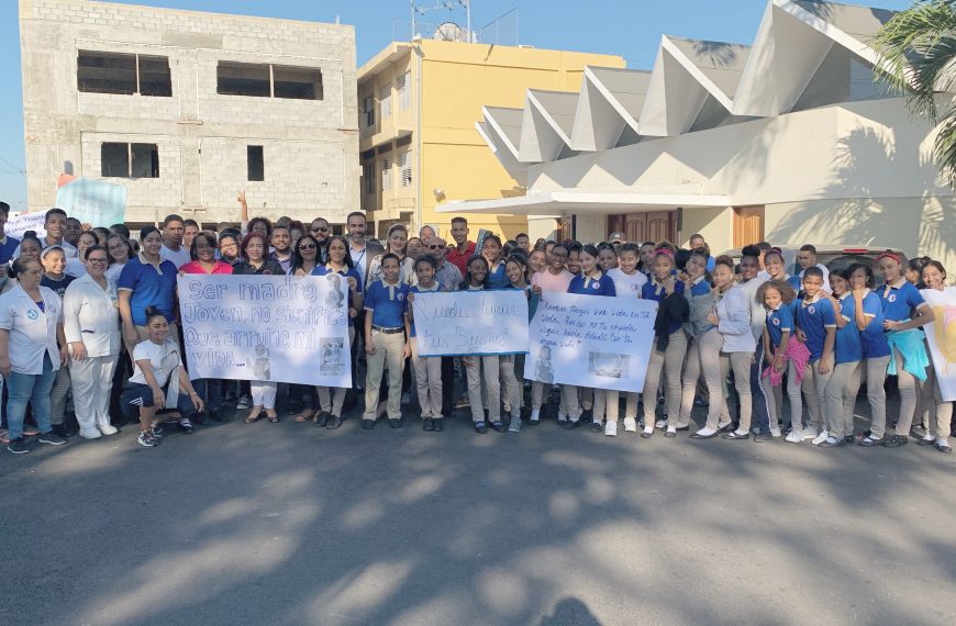 Hospital Materno Infantil San Lorenzo de Los Mina y escuela San Vicente de Paúl realizan caminata por la prevención de embarazo en adolescentes