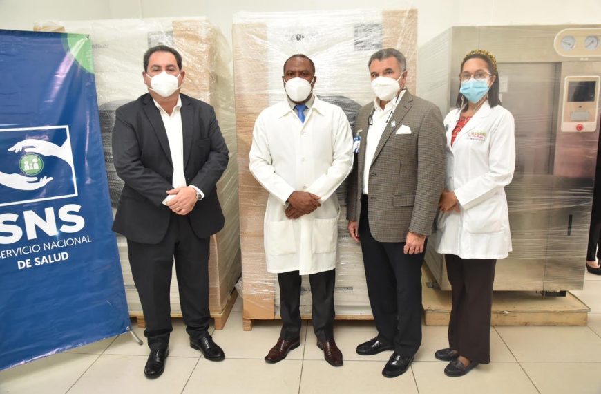 SNS entrega equipos valorado en más de 3 millones de pesos a la Maternidad de Los Mina