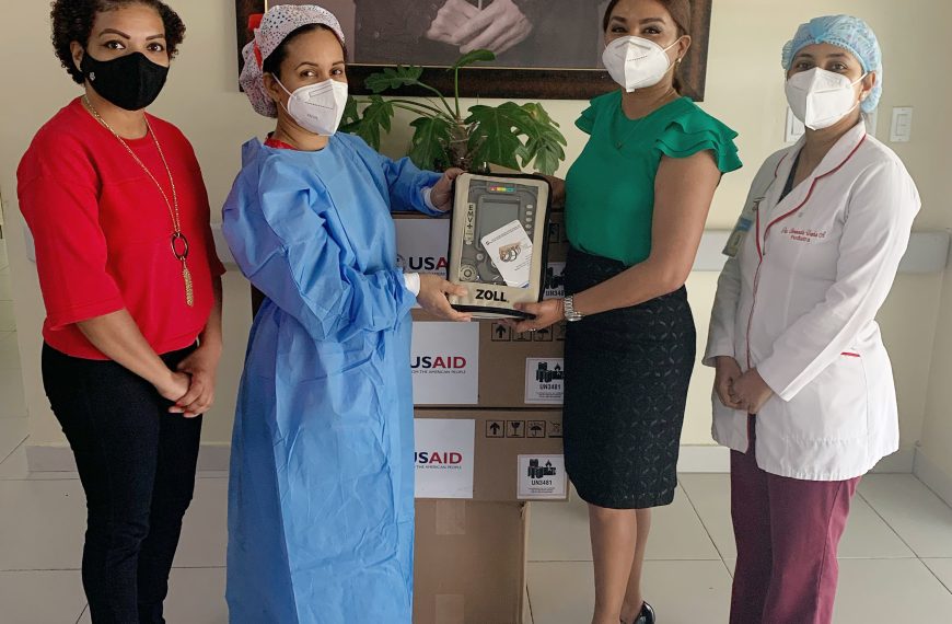 SNS entrega ventiladores a la Maternidad de Los Mina