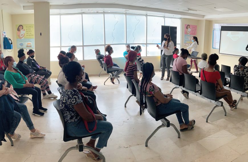 Usuarias de la Maternidad de Los Mina reciben charla sobre violencia contra la mujer