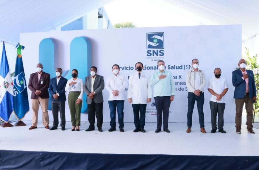 Donan equipo de rayos x al San Lorenzo de los Mina