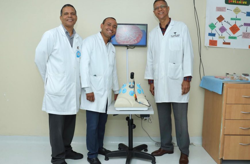 Director Hospital Materno Infantil San Lorenzo de Los Mina entrega Simulador para Laparoscopia a Gerencia de Enseñanza e Investigación del hospital