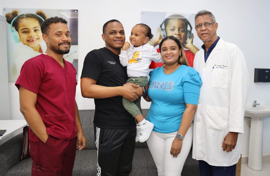 HMISLLM transforma la vida de un niño al colocarle audífonos de última generación gracias a la colaboración de la Primera dama y el SNS
